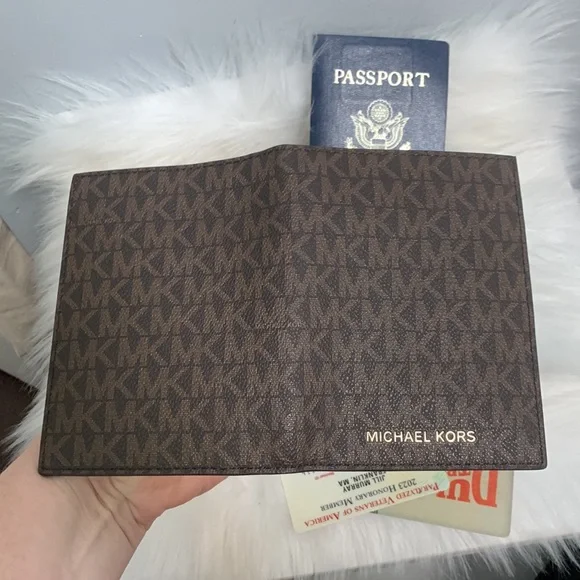 ❌SOLD❌ Authentic Michael Kors passport and credit card holder - like new - Picture 10 of 17